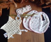 kraamcadeau. baby giftset. newborn, cadeauset, baby Kadootjethuis.nl  slabbertjes met een hoofdband en een knuffeldoek.