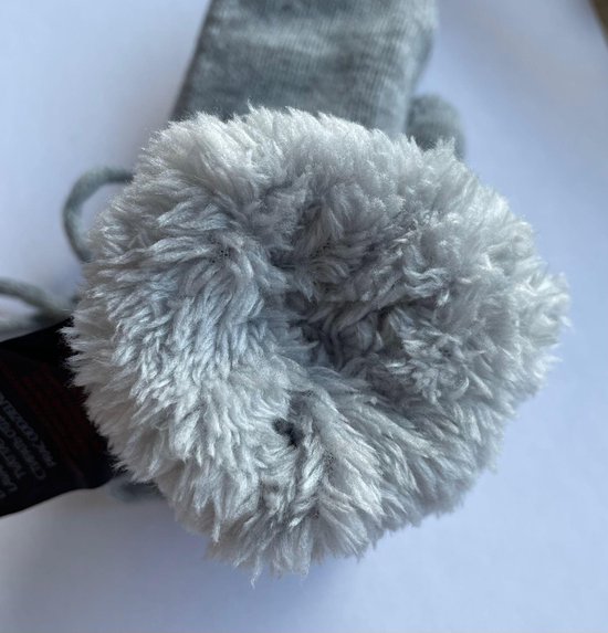 Binnenkant van een grijs gebreid want met een dikke, zachte grijze pluche voering.