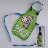 Groen schortje voor bierfles met "Sarah Gefeliciteerd!" - biertje, cadeautje, pilsje, verjaardag, 50 jaar, proficiat