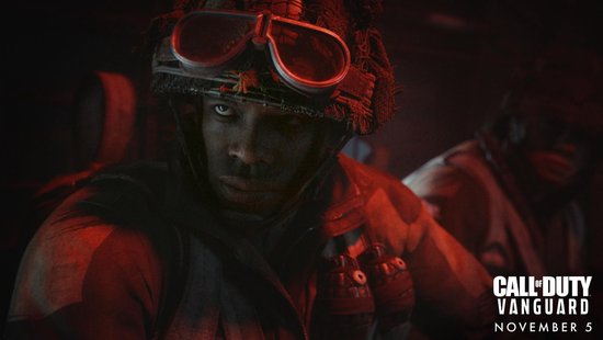 Close-up van een soldaat met helm en skibril, granaatketting en donkere belichting. Call of Duty: Vanguard.