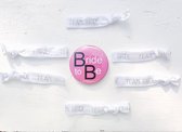 Set met 6 elastische armbanden wit met zilver opdruk Team Bride en 1 button Bride to Be - vrijgezellenfeest