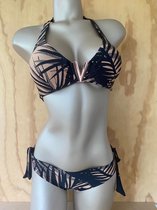 VI  081 bikiniset brons maat 38