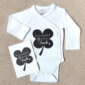 Liefs Jansje | Babyromper + kaart | Lange mouw | Overslagromper | Maat 50-56 | Babyrompertjes met tekst | Baby rompertje | Romper met grappige tekst | Kraamcadeau | Kraamcadeau geschenkset | Originele romper met tekst