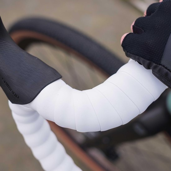 BBB Cycling Stuurlint Racefiets - Zelfklevend Stuurtape met Stretch Materiaal - Antislip - Lengte: 200cm - Dikte: 2mm - Inclusief Stuurdoppen - Wit - RaceRibbon BHT-01 van BBB Cycling — afbeelding 4