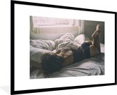 Photo en cadre - Femme en lingerie est épuisée sur le lit cadre photo noir avec passe-partout blanc grand 90x60 cm - Affiche sous cadre (Décoration murale salon / chambre)