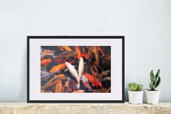 Photo dans le cadre - Un étang avec des carpes koi d'en haut Cadre photo noir avec passe-partout blanc 60x40 cm - Affiche sous cadre (Décoration murale salon / chambre)
