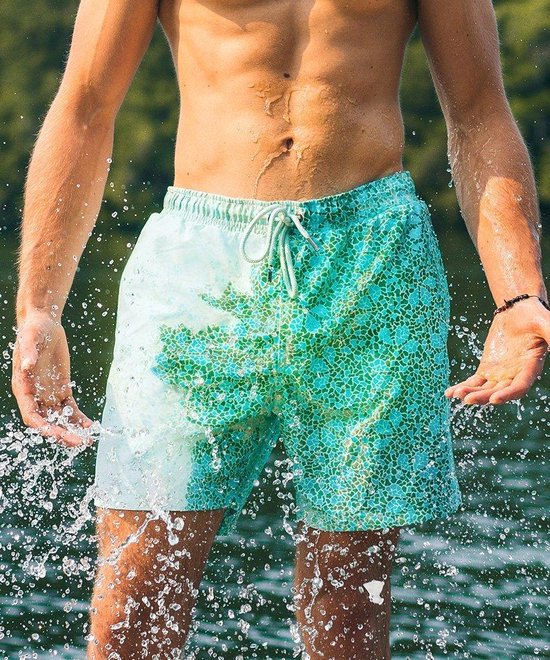 Zwemshort met een mozaïekpatroon in mintgroen en blauw, met een trekkoord.