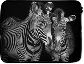 Laptophoes 15 inch 38x29 cm - Zebra op zwarte achtergrond - Macbook & Laptop sleeve zebra met haar jong op zwarte achtergrond - Laptop hoes met foto