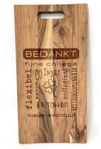 Grote acacia borrelplank / snijplank met tekst gravure : BEDANKT FIJNE COLLEGA. Cadeau-afscheid collega-pensioen. Het formaat is 25x50cm
