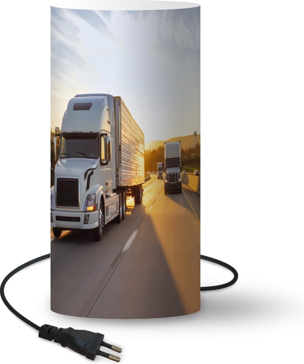 Lamp - Nachtlampje - Tafellamp slaapkamer - Twee vrachtwagens met een zonsondergang - 33 cm hoog - Ø15.9 cm - Inclusief LED lamp