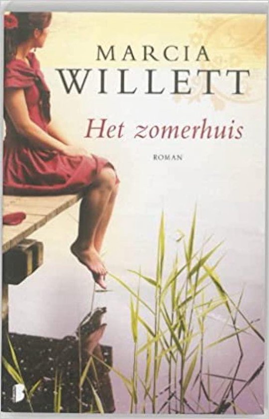 Vrouw in rode jurk zit op een steiger. Titel: Het zomerhuis. Auteur: Marcia Willett.