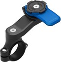 Zwarte Quad Lock stuurbevestiging met gebogen arm en blauwe hendel.