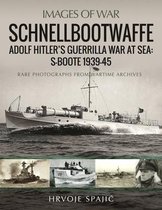 Omslag van 'Schnellbootwaffe: Adolf Hitler's Guerrilla War at Sea: S-Boote 1939-45'. Bevat foto's van oorlogsschepen en boten.