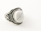 Bewerkte zilveren ring met howliet - maat 16.5