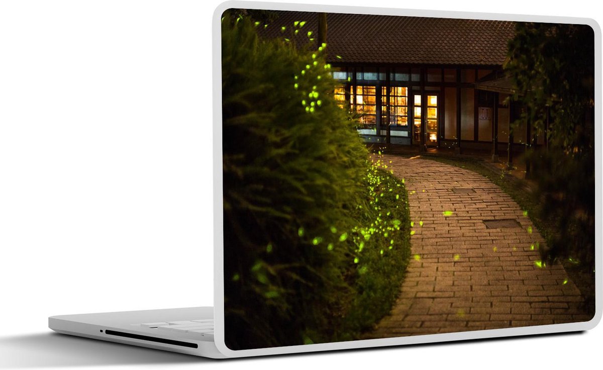 Afbeelding van product SleevesAndCases  Laptop sticker - 15.6 inch - Vuurvliegjes verhelderen de nacht boven een pad