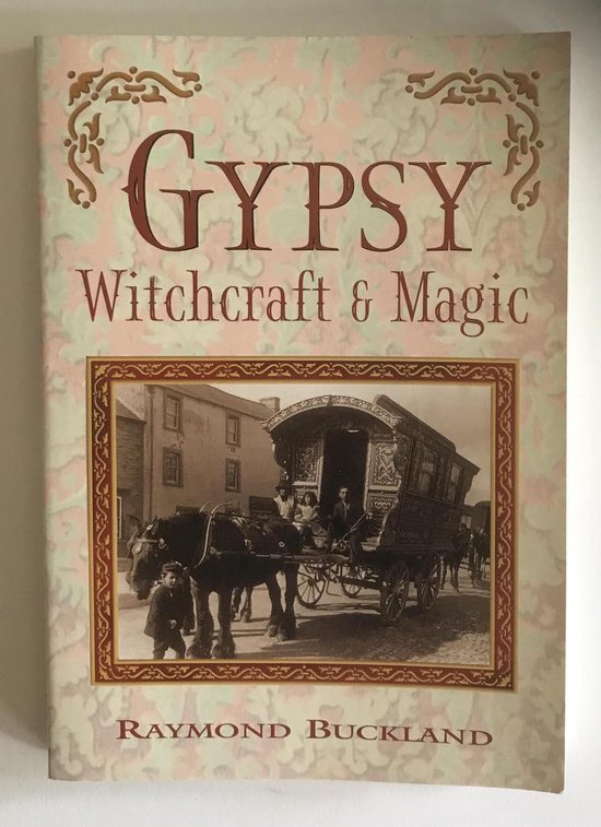 Boekomslag: 'Gypsy Witchcraft & Magic' door Raymond Buckland. Een afbeelding van een woonwagen getrokken door paarden.
