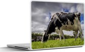 Laptop sticker - 12.3 inch - Koe - Gras - Staart - Dieren - 30x22cm - Laptopstickers - Laptop skin - Cover