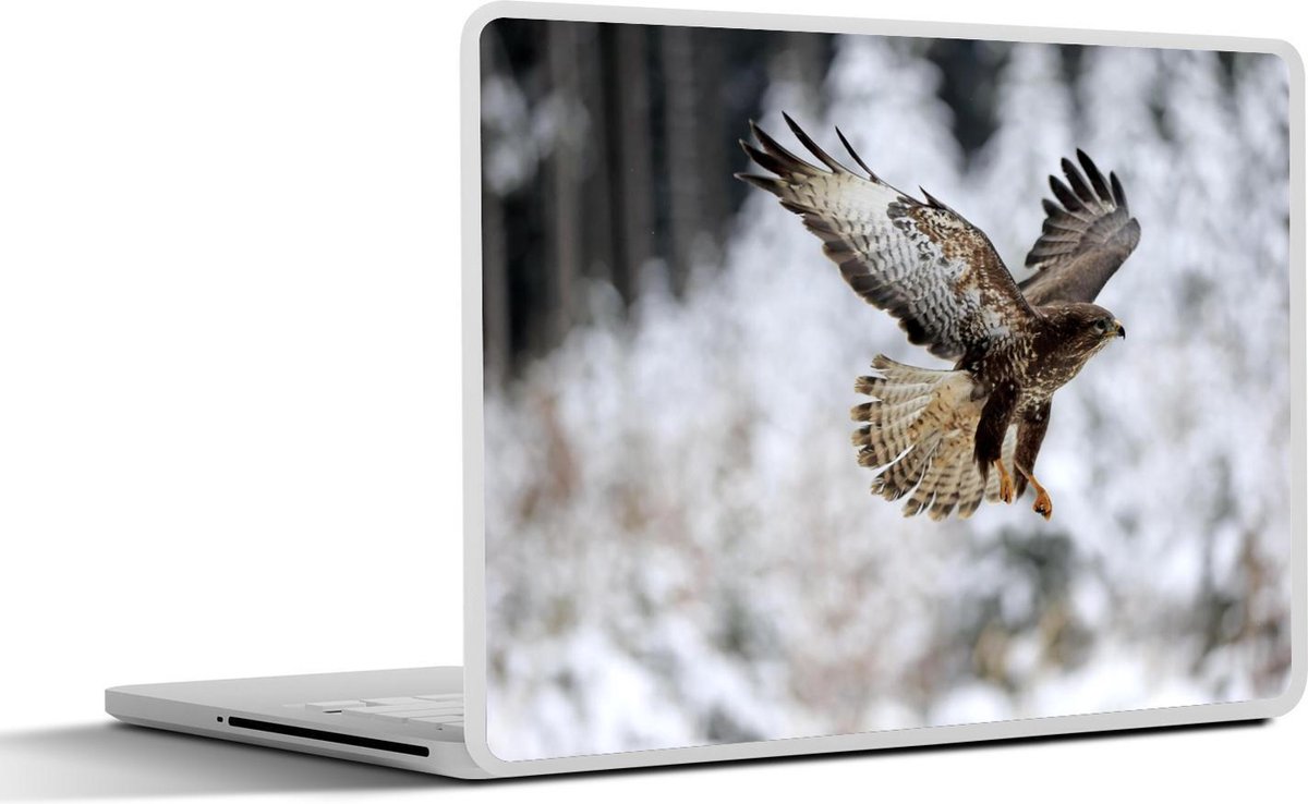 Afbeelding van product SleevesAndCases  Laptop sticker - 11.6 inch - Steppe buizerd vliegt in de winter in een besneeuwd landschap