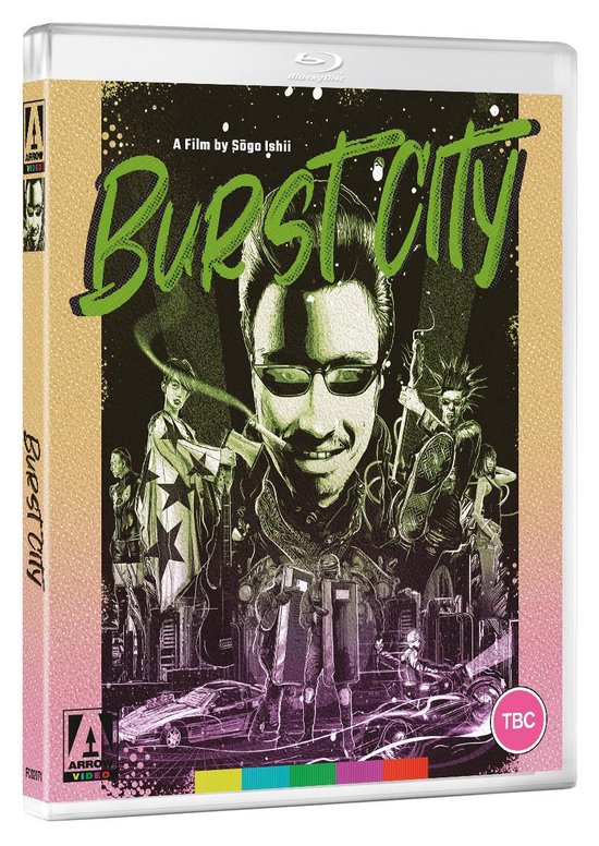 Bluray-hoes met groene 'Burst City'-tekst, zonnebril dragende man, punkers, auto's en een stad.