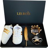 Baby sneakerbox goud -Kraamcadeau kopen - kraamkado - gender reveal - babysneakers - zwangerschap cadeaubox -geboortecadeau- gouden kraampakket unisex - kraamkado - kan ook rechtst