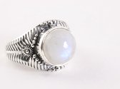 Zware bewerkte zilveren ring met regenboog maansteen - maat 17.5