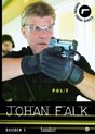 Johan Falk - Seizoen 1. Een man met bril en zwarte handschoenen houdt een pistool met lamp vast. POLIS op zijn vest.