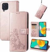 Voor Samsung Galaxy M32 Vierbladige Gesp Reliëf Gesp Mobiele Telefoon Bescherming Lederen Case met Lanyard & Kaartsleuf & Portemonnee & Beugel Functie (Rose Goud)