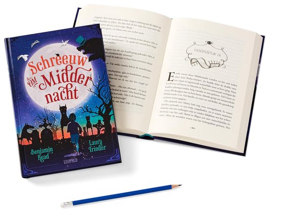 Een open boek van "Schreeuw om Middernacht" naast de gesloten voorkant, met de titel, illustraties en tekst van het verhaal, plus een potlood.
