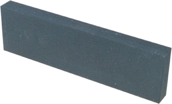 Pierre à aiguiser rectangulaire gris foncé à la texture fine.