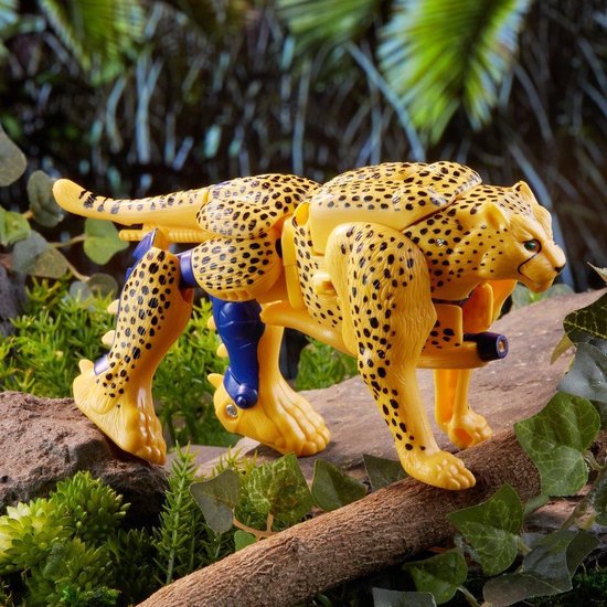Gele Cheetor speelgoedfiguur met zwarte vlekken, blauwe accenten, in robotmodus.