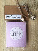 Thee cadeau met de tekst ''De liefste Juf", met sleutelhanger en bedeltje, 4 verschillende theezakjes, lief kadootje, jufkado, bedankje, bedankt, afscheid, theekado, kadopakket, geschenkpakket