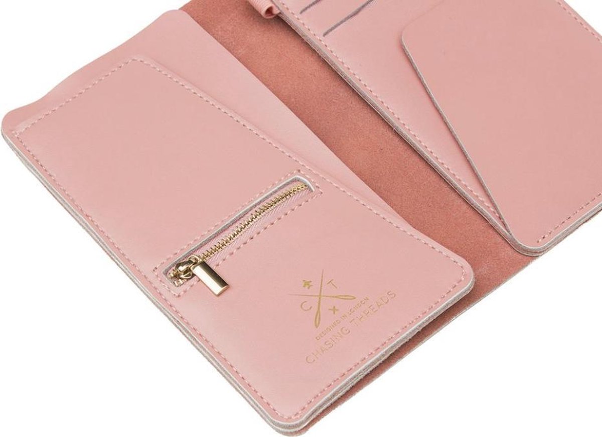 Chasing Threads Stitch Leren Reisportemonnee om zelf te personaliseren - Rose ca. H 20 cm x 11cm x 1.5 cm // Stitch Travel Wallet - Pink