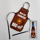 Bruin schortje voor bierfles met "Mooi dat zonnetje! BBQ-en?" - biertje, cadeautje, pilsje, barbeque, eten, zomer