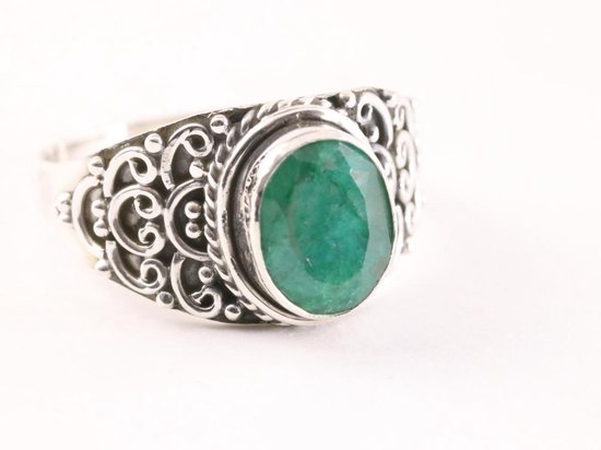 Bewerkte zilveren ring met smaragd - maat 19