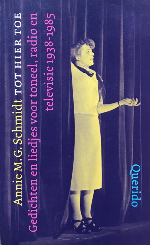 Annie M.G. Schmidt sur scène, derrière un rideau, robe jaune pâle, 1938-1985.
