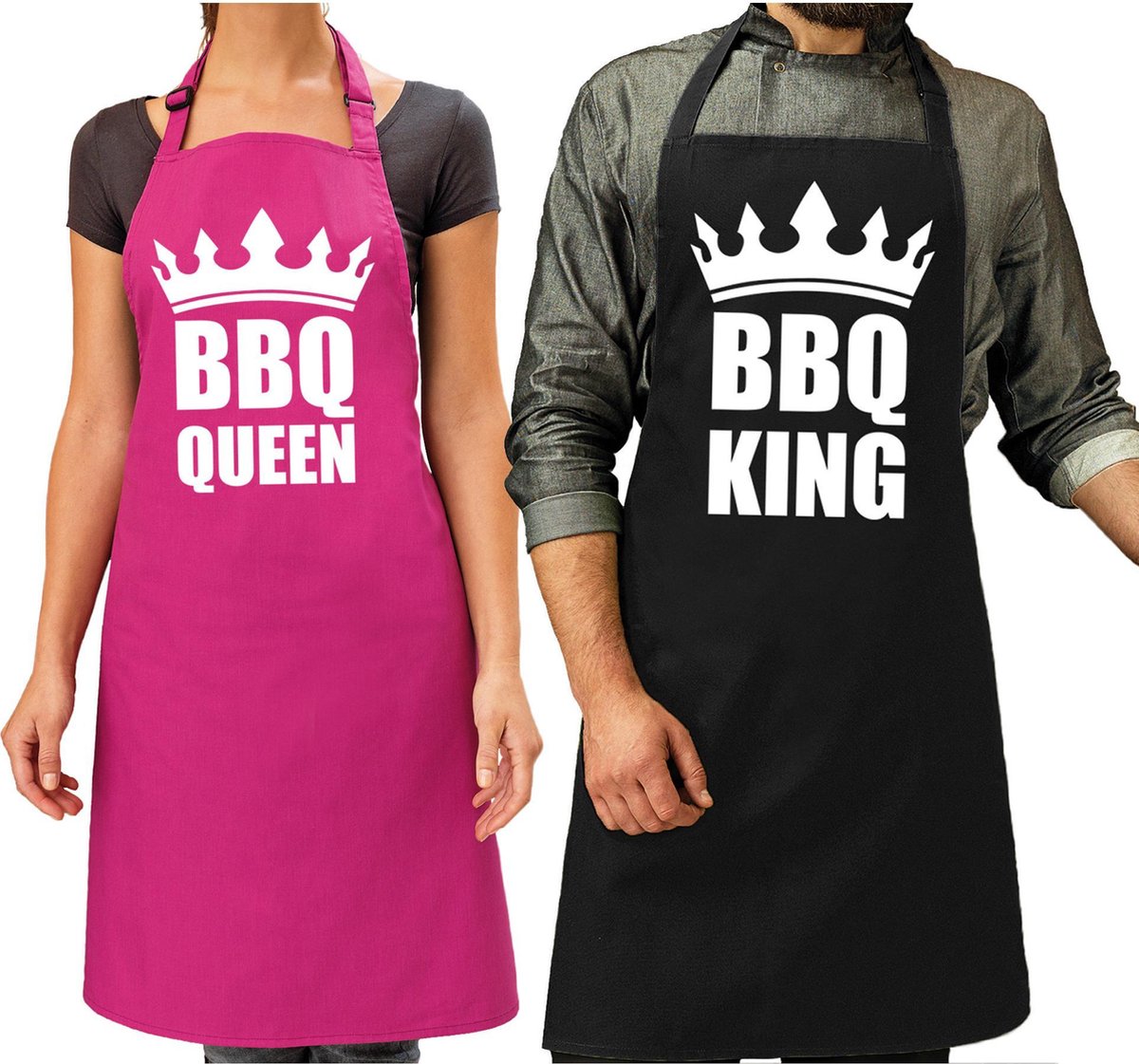 Koppel cadeau set: 1x BBQ King schort zwart heren + 1x BBQ Queen roze dames - Cadeau huwelijk/ bruiloft/ verjaardag