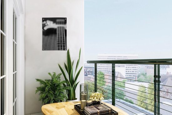 Décoration de Jardin Une guitare basse repose sur le sol - noir et blanc - 30x40 cm