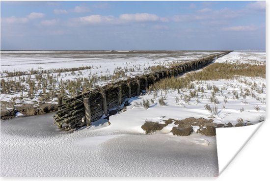 Winterlandschap bij de Waddenzee in het noorden van Nederland Poster 90x60 cm - Foto print op Poster (wanddecoratie woonkamer / slaapkamer) / Zeeën en meren Poster / Zee en Strand