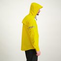 Gele regenjas met capuchon van de zijkant, met reflecterende strepen op de mouw.