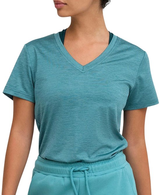 Turquoise sportshirt met V-hals en korte mouwen, gedragen door een vrouw.