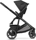 Zwarte kinderwagen in profiel met verstelbare duwstang en zonnekap.