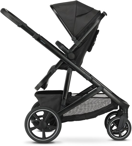 Zwarte kinderwagen in profiel met verstelbare duwstang en zonnekap.