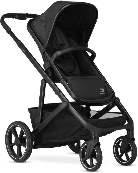 Zwarte kinderwagen met zitting, vijfpuntsgordel en opbergmand.