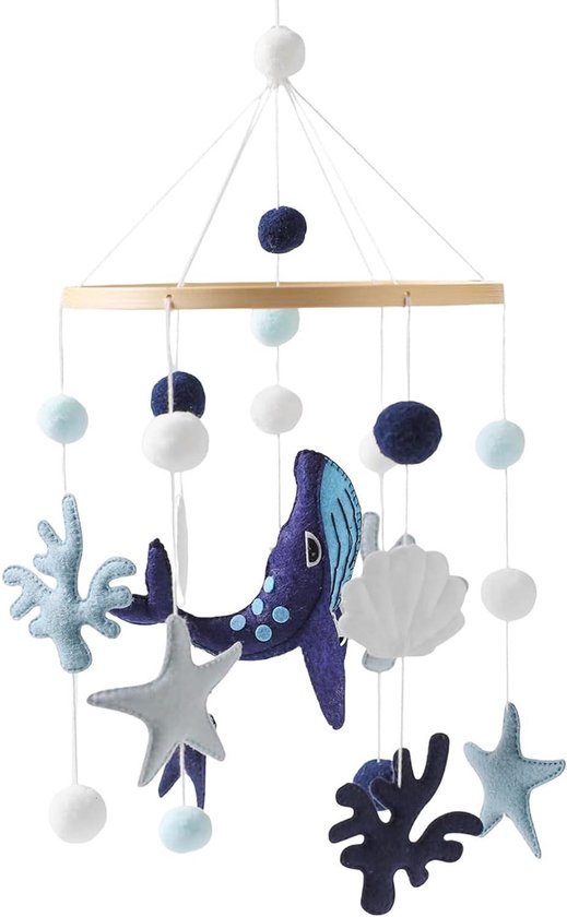 Babykamer mobiel met blauwe walvis, schelpen, zeesterren en koraal. Gekleurde pompons.