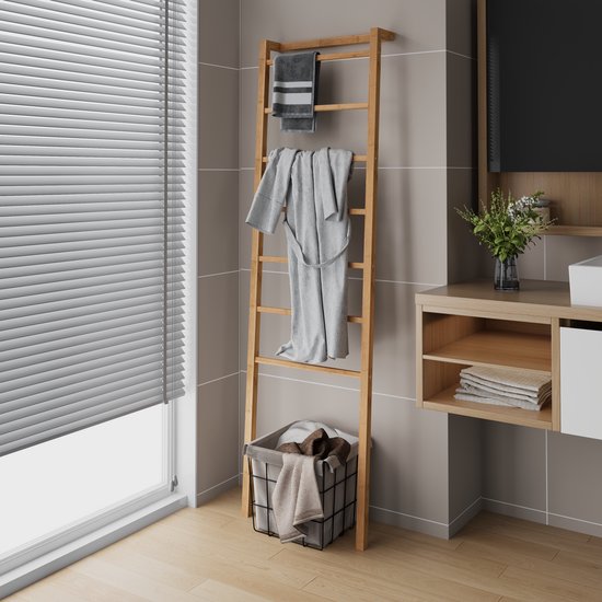 Natuurlijke bamboe decoratieladder met 7 sporten in een badkamer, met grijze handdoeken en badjas.