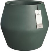 Een smaragdgroene, kunststof Elho pot met een gestroomlijnd design en een hangend Elho label.
