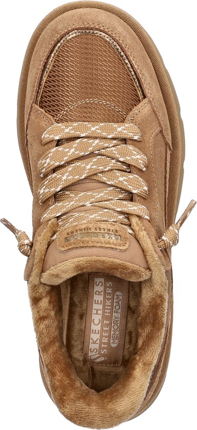 Bovenaanzicht van bruine Skechers instapper met bont voering en veters.