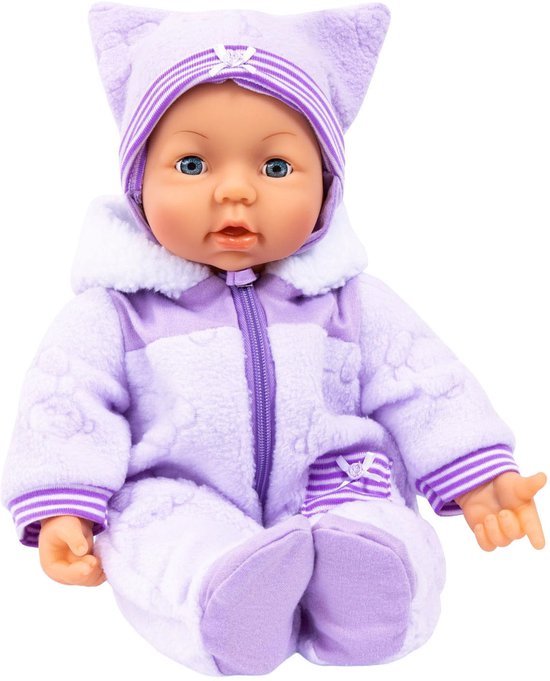 Zittende babypop in paars sneeuwpak met capuchon met oortjes. Het pak heeft witte voering en gestreepte manchetten.