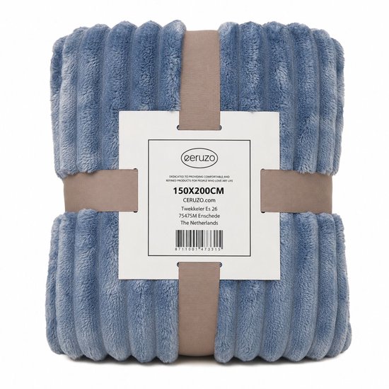 Plaid bleu clair côtelé, plié et attaché avec une bande, avec les informations produit sur l'étiquette.