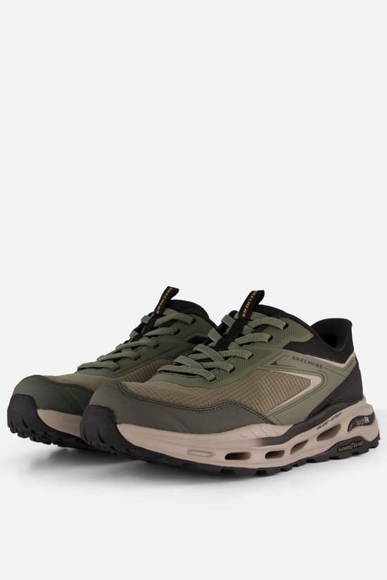 Groene Skechers heren slip-ins met beige en zwarte accenten, vetersluiting.